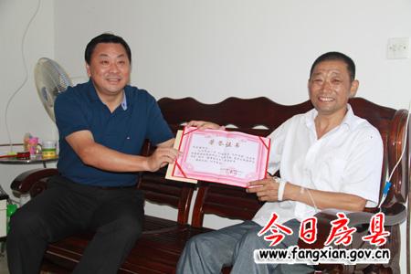 沈明云看望慰问“最美村书记”代大明