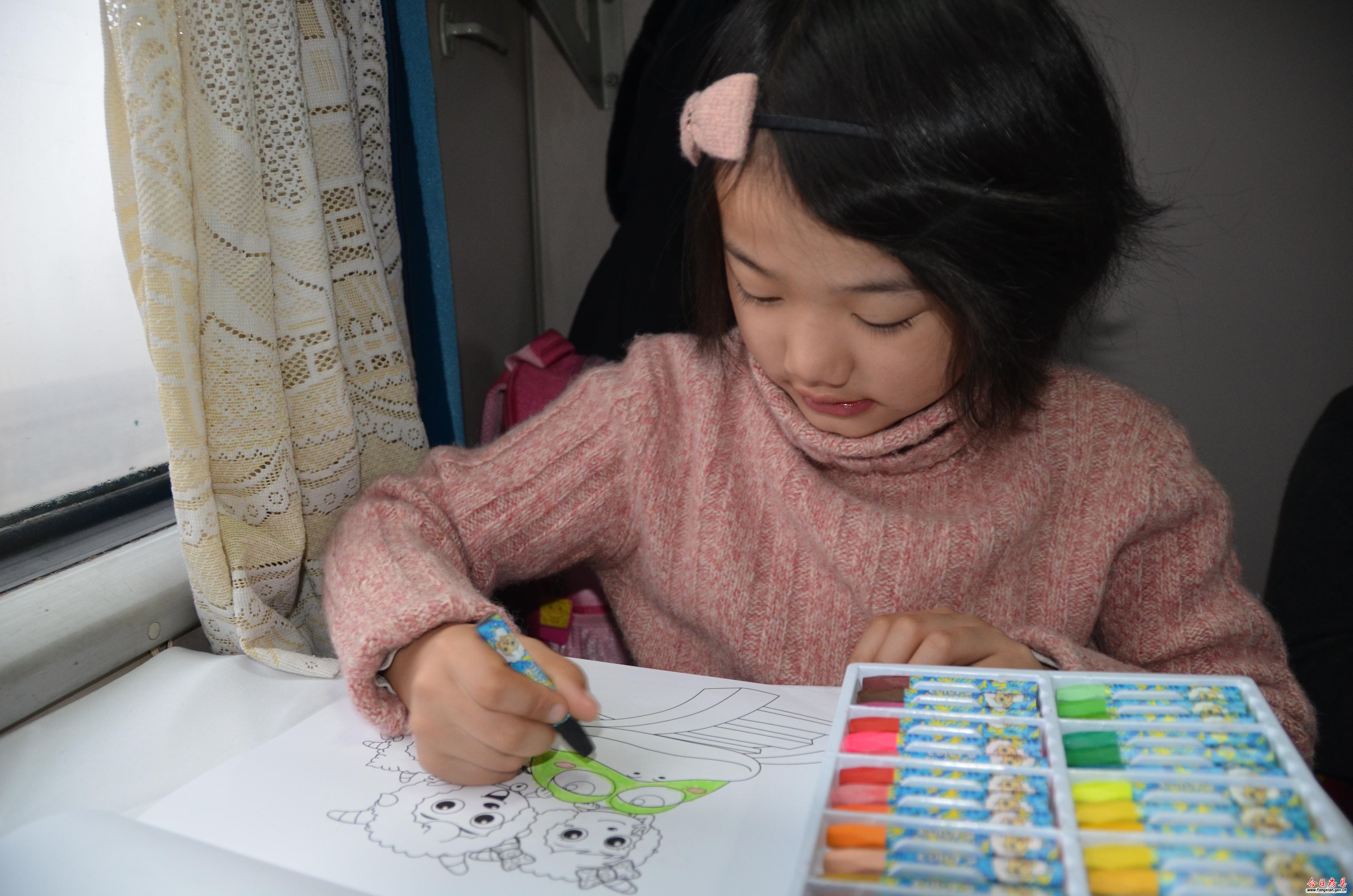 火车上媛媛用彩笔描图