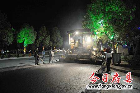 县交通局 昼夜奋战 快速推进西河广场至北门河桥路面建设