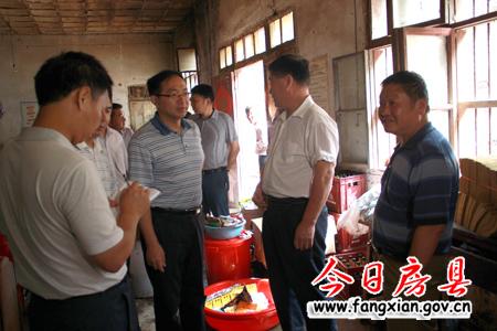 省民政厅巡视员文增显深入沙河乡察看灾情