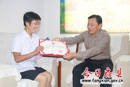 沈明云迎接载誉归来的“最美乡村教师” 伍昌云