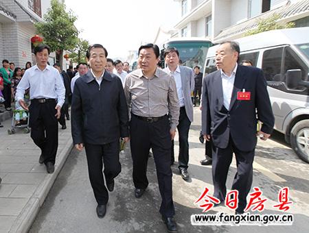 与会代表观摩我县十星级文明农户创建工作