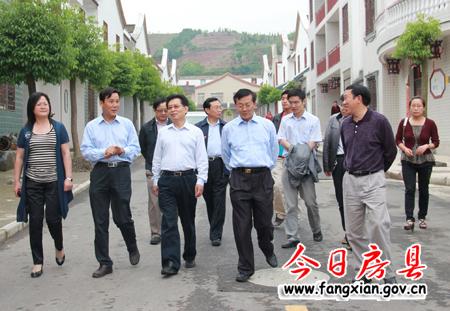 中宣部秘书长官景辉一行来我县视察