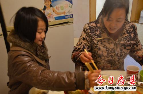 媛媛被好心的魏警官带回家