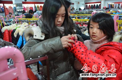 媛媛开心地穿上新衣服