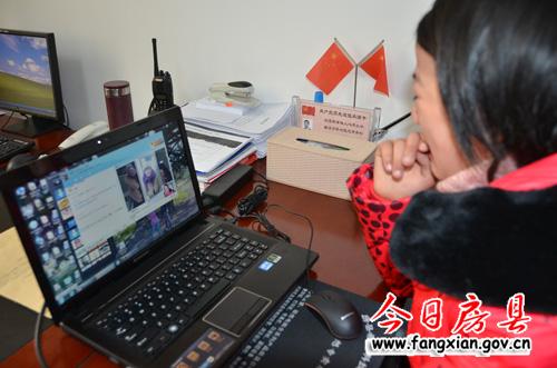 媛媛在网上看到了妈妈