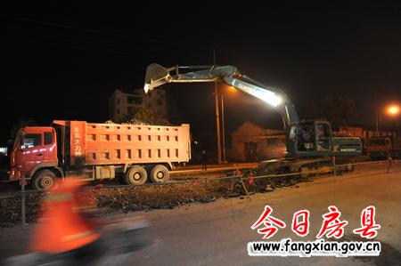 挑灯夜战 强力推进房陵大道西延工程建设