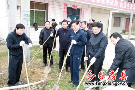 省发改委主任王建鸣来房调研并参加“三万”活动