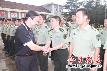 县领导分组走访慰问驻房部队官兵