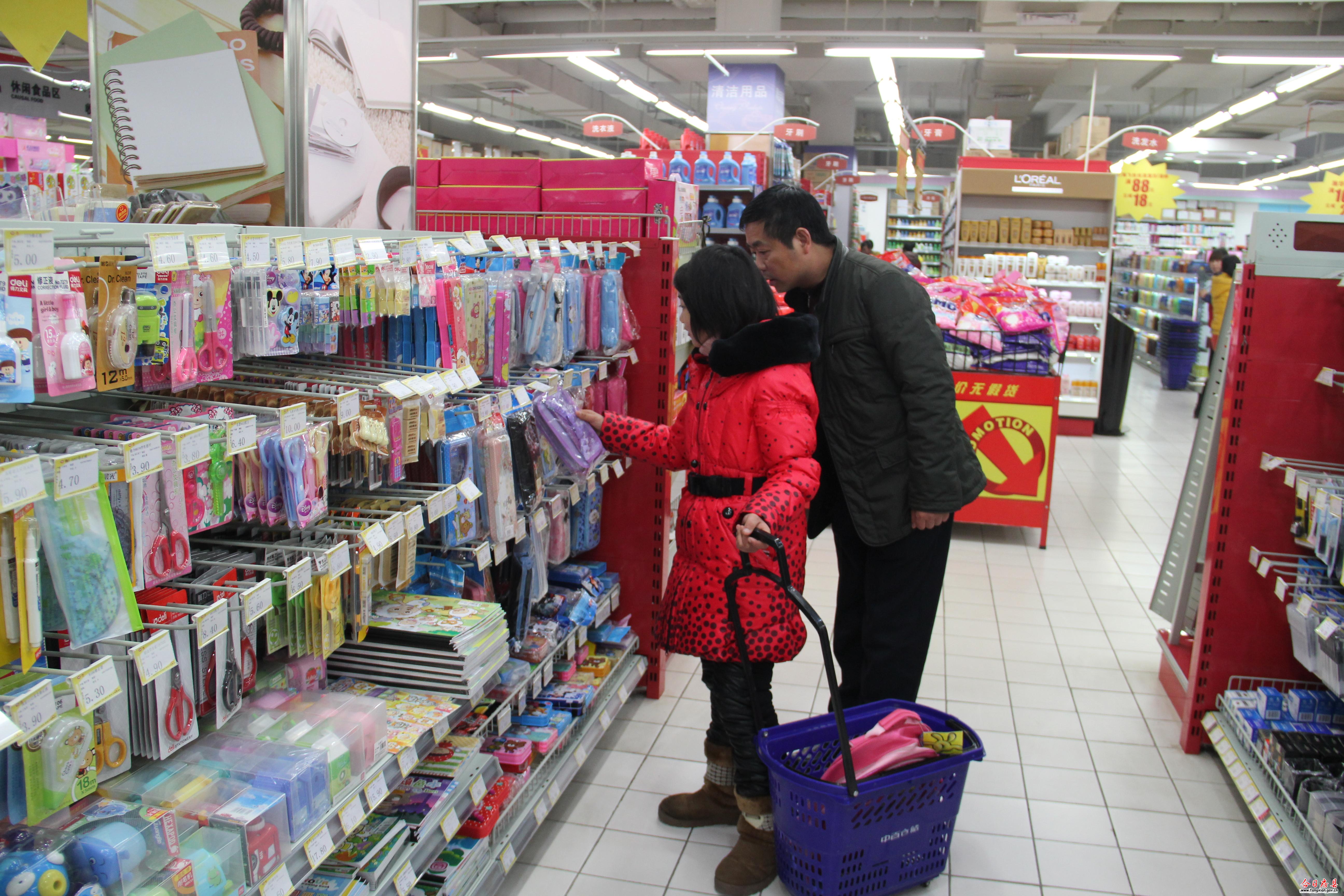 房公安局民警陪同媛媛买学习用品