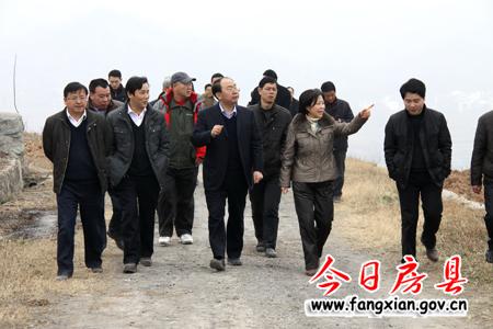 省政协机关干部来我县开展挖万塘活动