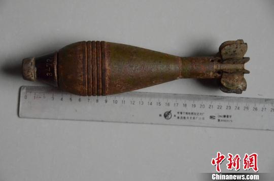 湖北房县一农民河道取沙挖出炮弹 弹体完好