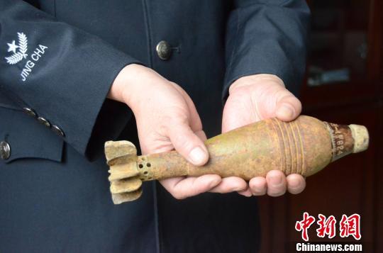 湖北房县一农民河道取沙挖出炮弹 弹体完好