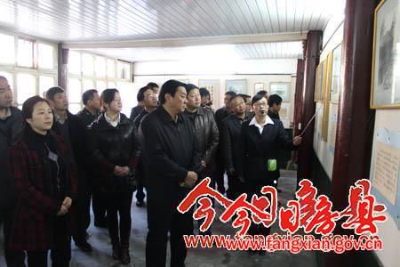 县四大家领导缅怀革命先烈 重温入党誓词