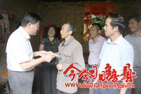 吴世杰到九道乡慰问老党员