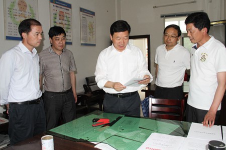 周霁到青峰镇调研农村建设和管理工作