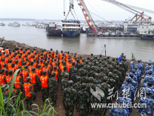 “头七”祭：救援现场举行哀悼遇难者活动