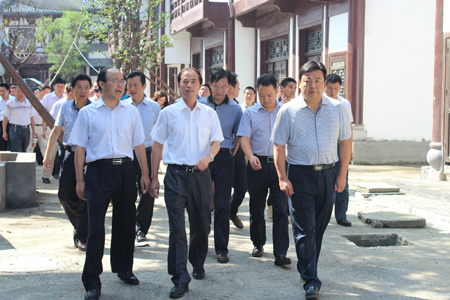 坚决打赢精准扶贫攻坚战  全面完成年度目标任务