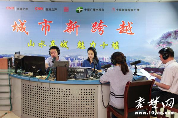 周霁走进直播间接受专访