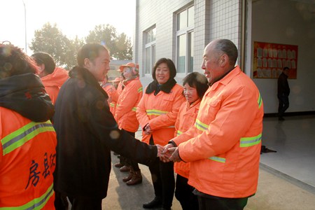 柯大成看望慰问环卫、供电一线职工和公安民警、武警官兵