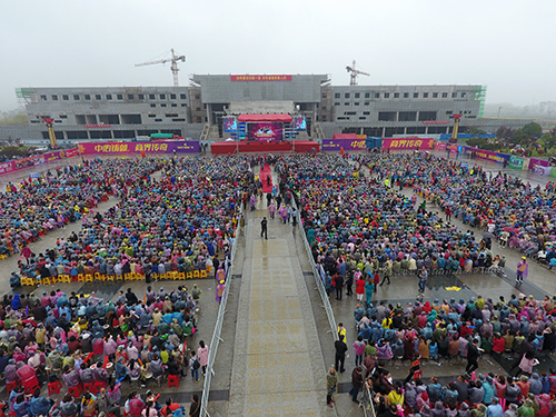 凤凰传奇点燃房县歌迷激情