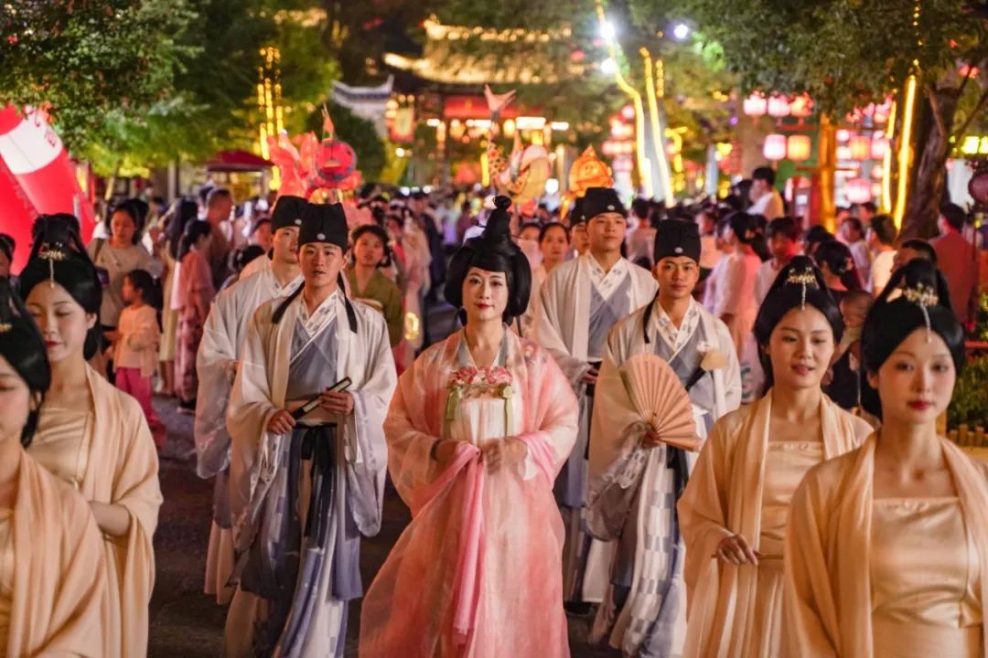 汉服游园 情满房县西关印象景区