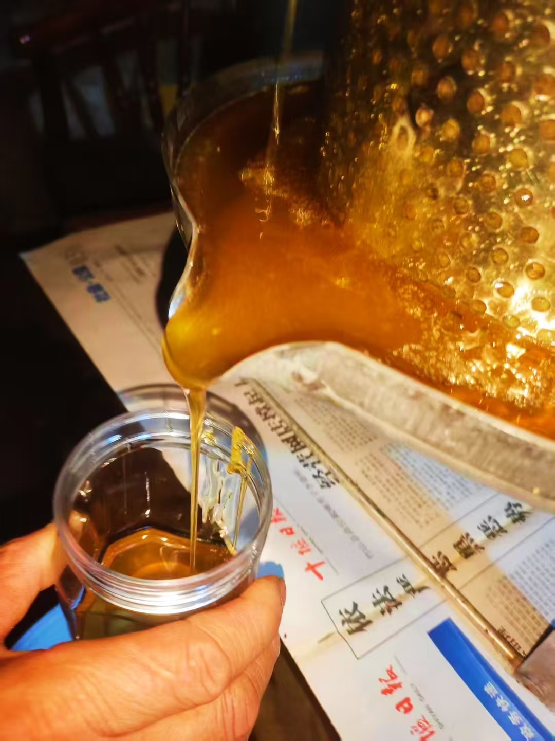 野人谷镇：深山木桶养蜜忙 老手艺酿出原生态好蜜