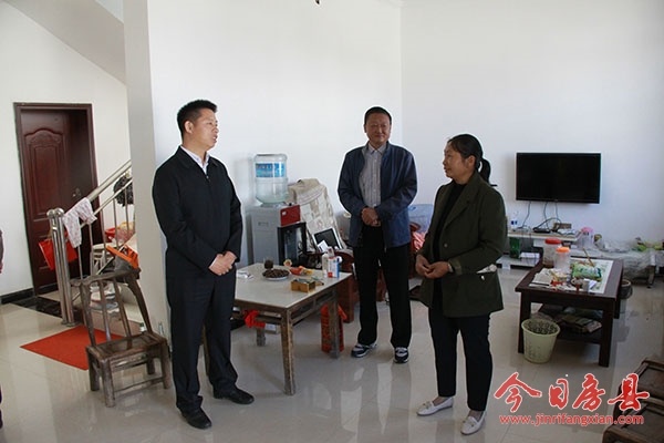 纪道清到军店镇中村村走访贫困户