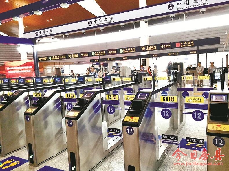 湖北老乡珠海乘首班穿梭巴士抵港 港珠澳大桥上奔驰40分钟