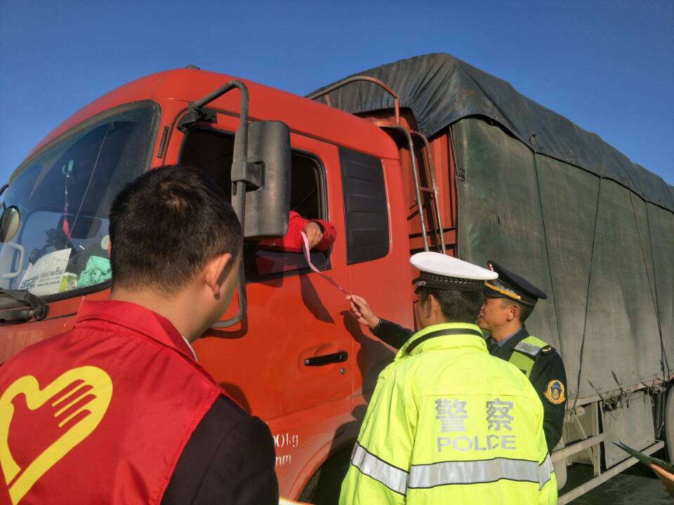 房县非洲猪瘟防控检查点与高速收费站共同开展“11.9”道路消防安全宣传活动