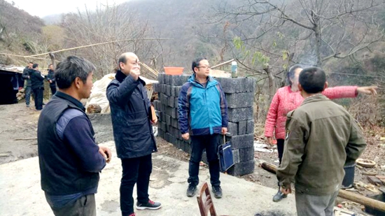 县城管执法局赴二荒村开展“进村住户、户户走到”活动