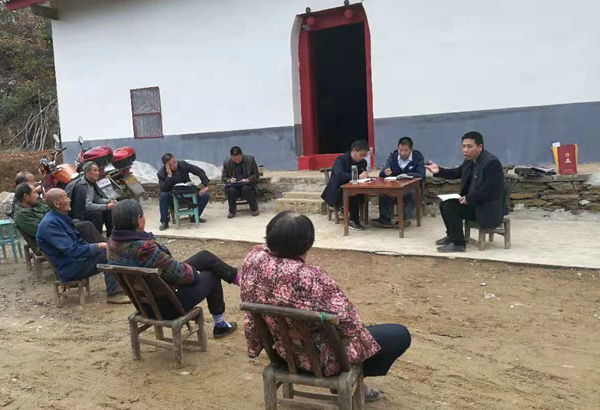 熊祖友到尹吉甫镇开展“进村住户、户户走到”活动