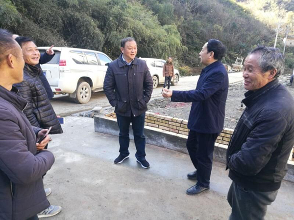高明哲到上龛乡开展“进村住户、户户走到”活动