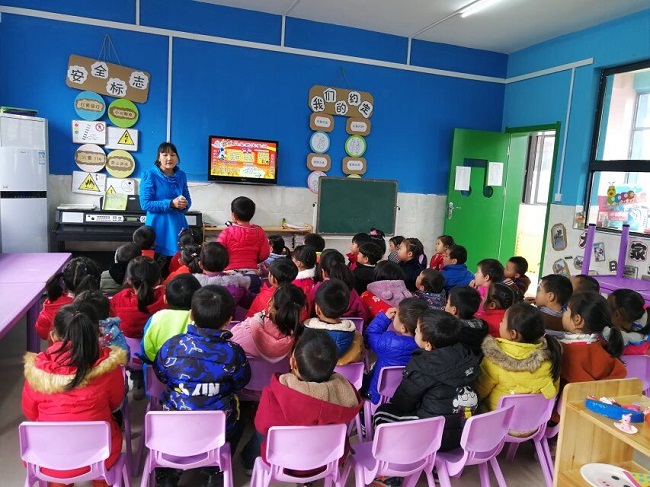 军店镇中心幼儿园开展消防逃生演练活动