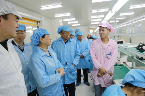 省政府办公厅副主任何丽君来房调研精准扶贫工作