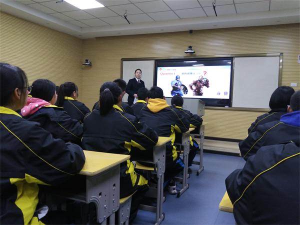 县一中聘请一线检察官为学生上法治教育课