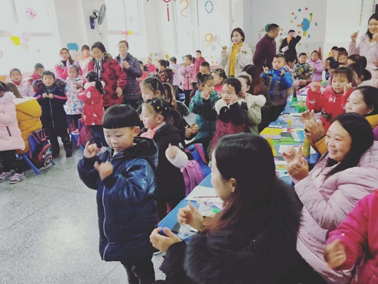 青峰镇中心幼儿园开展“庆元旦迎新年”活动