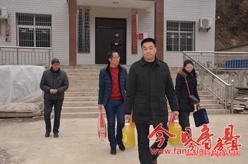 房县审计局带上“三心”开展节前走访慰问活动