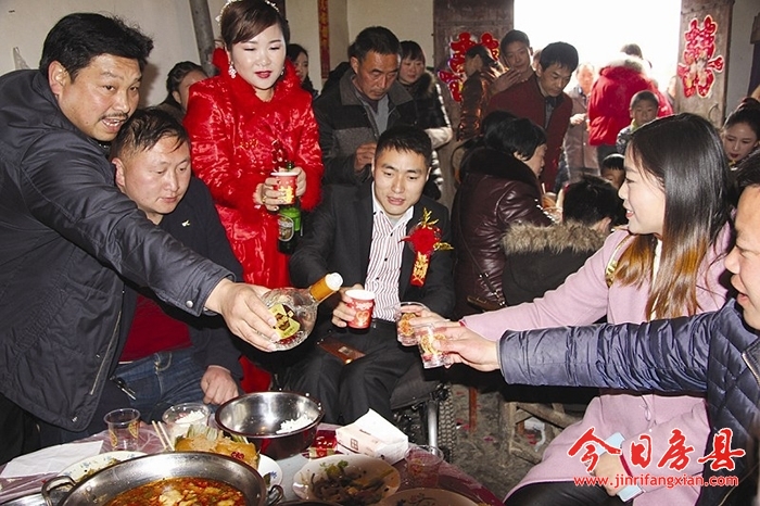 山西女子“带家当”嫁房县沙河乡截瘫小伙