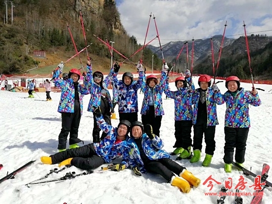 房县一中组织开展户外活动庆祝“三八”节