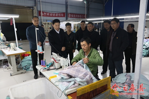纪道清到红塔镇、军店镇等地调研扶贫车间建设运营情况