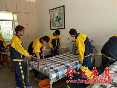 万峪初中师生学雷锋 关爱福利院老人