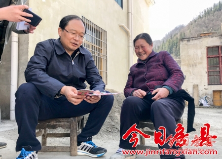 蔡贤忠强调：干部要把群众组织起来发展脱贫产业