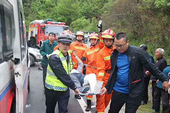 雨天路滑两车相撞一人被困 十堰消防急救援