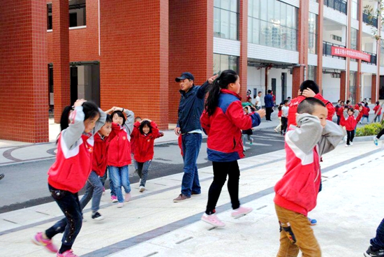 天明小学开展“5·12”防震演练