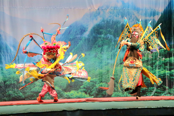 湖北省京剧二团“精准扶贫·文化惠民”演出走进房县