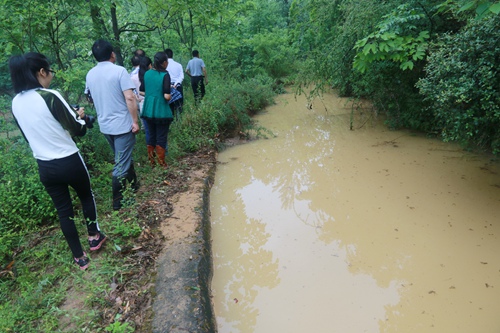 纪道清到军店镇查看灾情