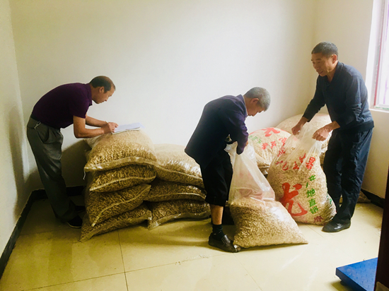 房县教育局助力精准扶贫 2000斤花生种子送至帮扶村