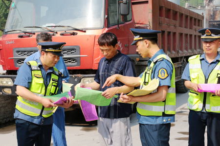 县公路局扎实开展“路政宣传月”活动