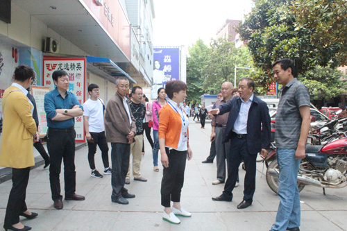 高明哲安排五城联创“门前三包”工作
